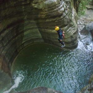Barranquismo en el furco salto de 8 metros en el barranco del furco