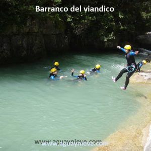 barranco del viandico saltando en el viandico
