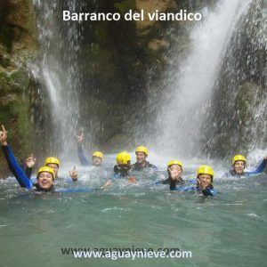 barranco del viandico posando bajo la cascada del Viandico o cascada de Aso
