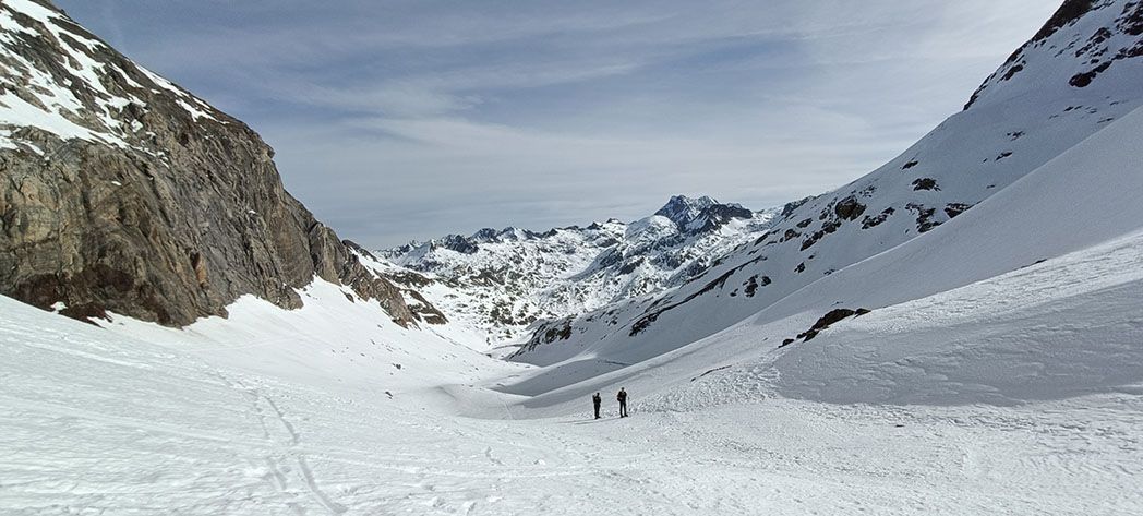 Raquetas de nieve en el valle de Tena, en los Pirineos.