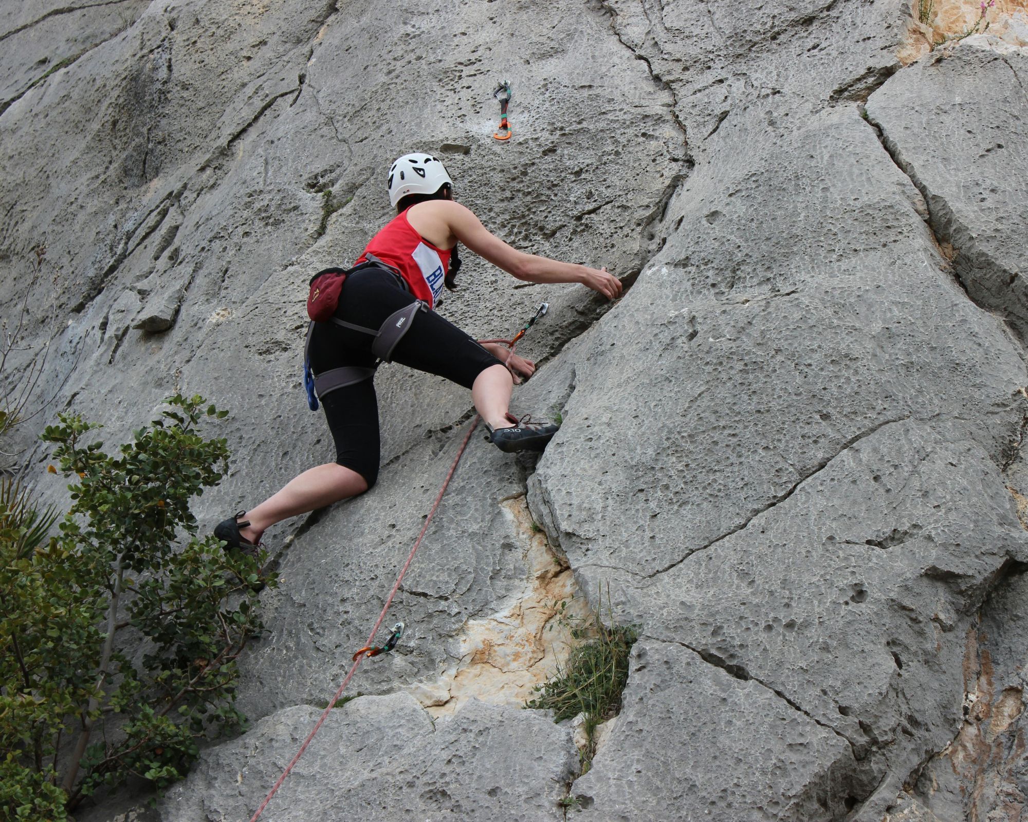Escalada de iniciación y familias en Torla Escalador subiendo la ruta equipadas como Jumanji (160m)