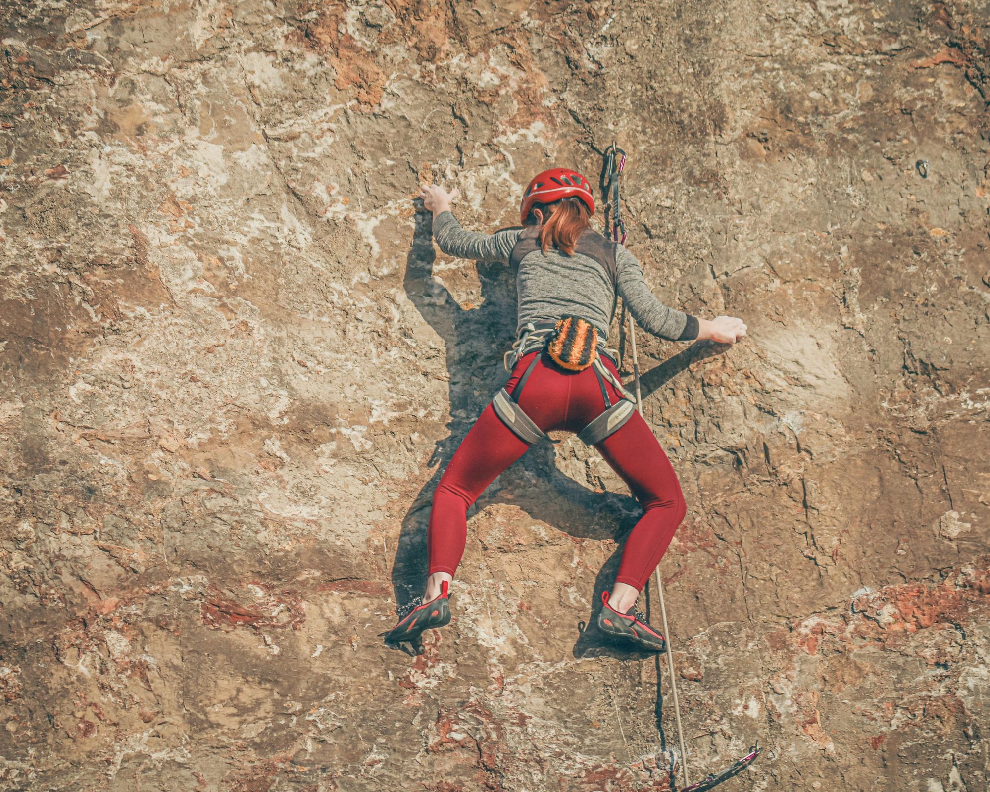 escalada clásica en Ordesa Escaladora subiendo pared rocosa en Ordesa