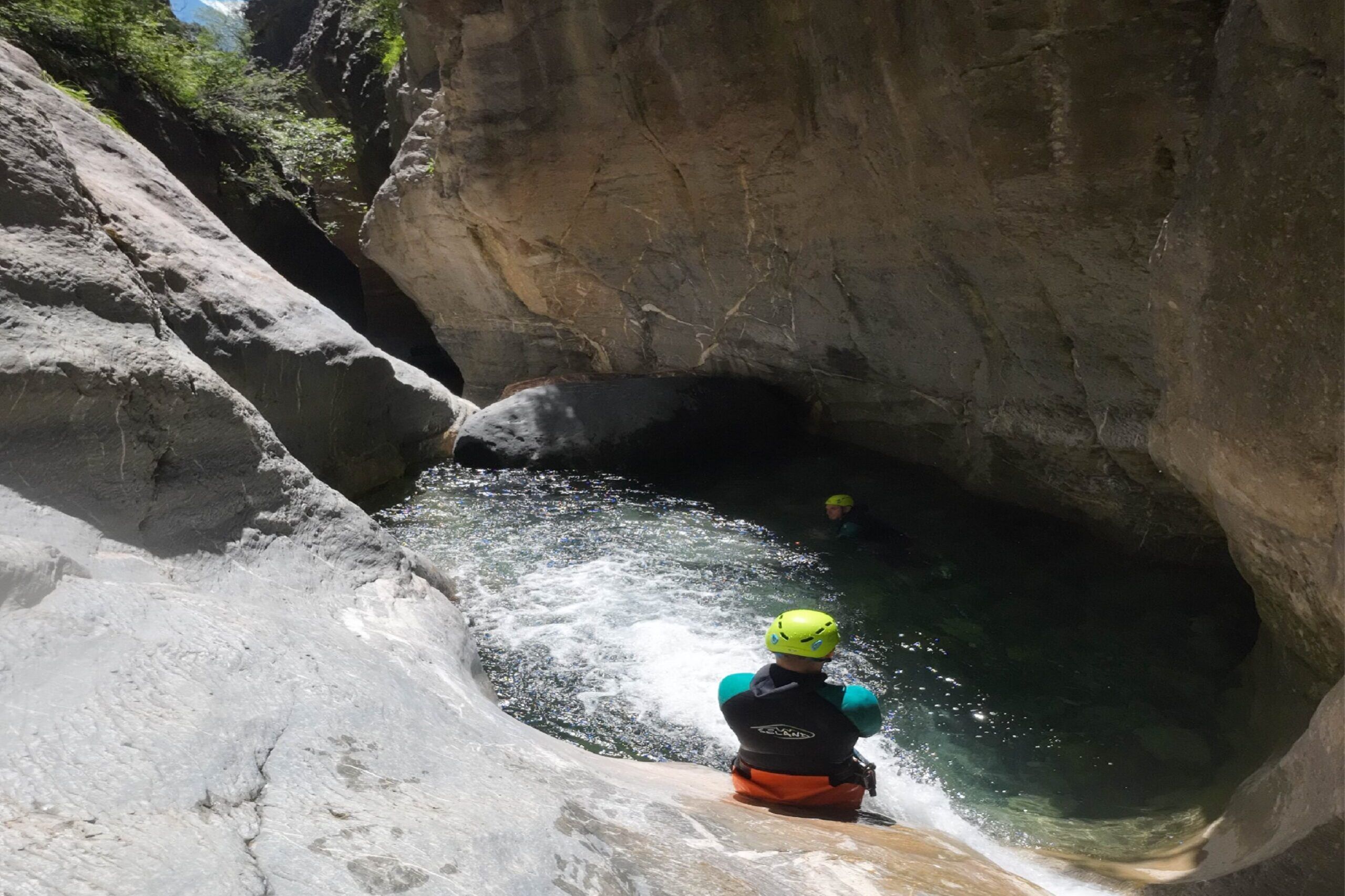 Barranco del Gorgol en el valle de Tena. Saltos toboganes y rapeles en el pirineo