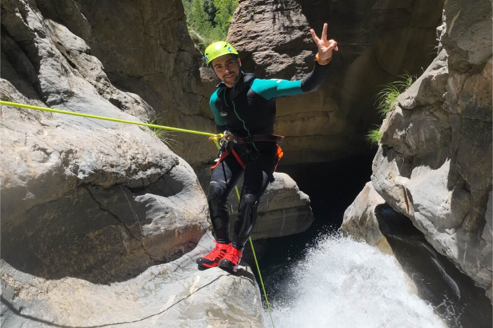 Barranco del Gorgol en el valle de Tena. Saltos toboganes y rapeles en el pirineo