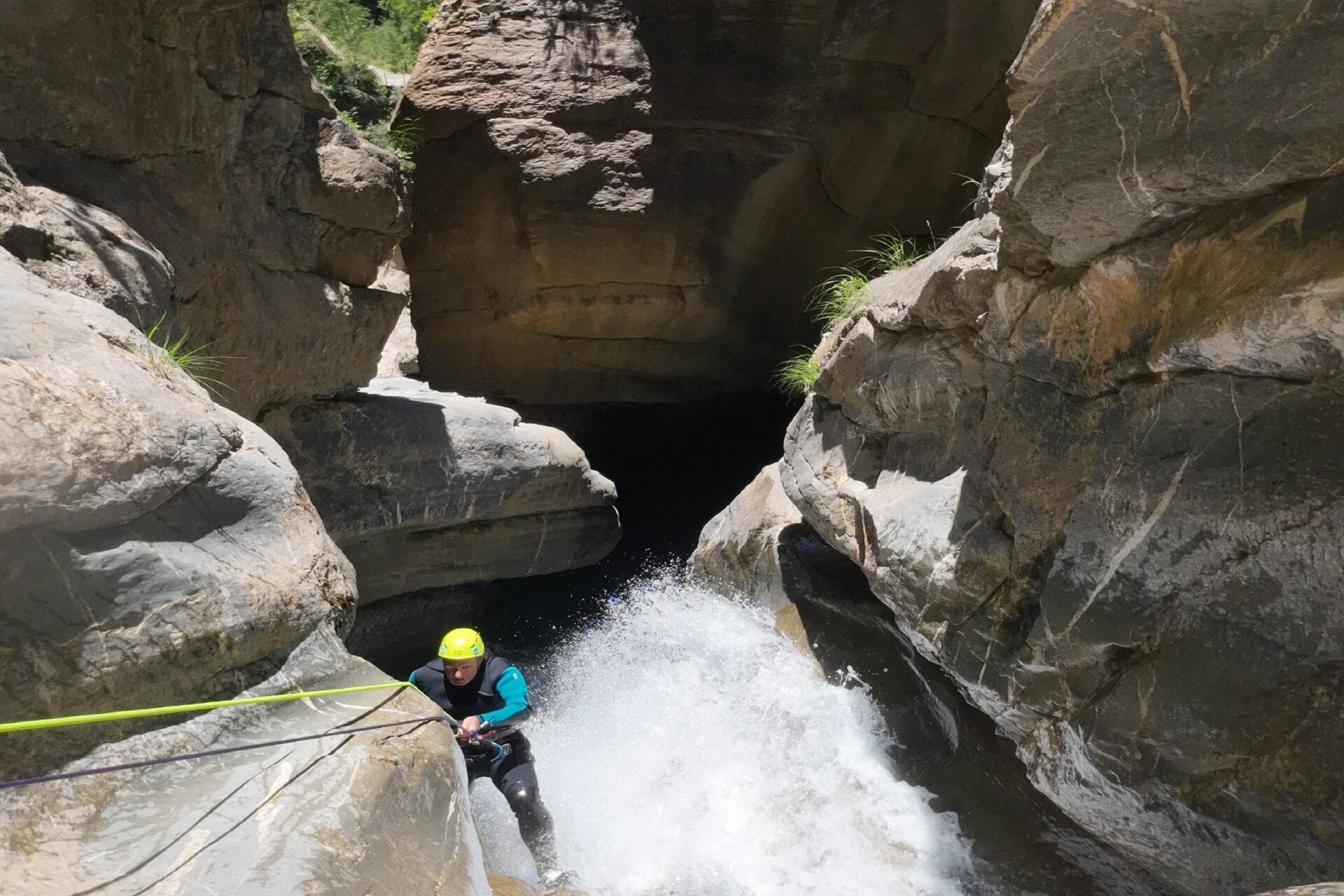 Barranco del Gorgol en el valle de Tena. Saltos toboganes y rapeles en el pirineo